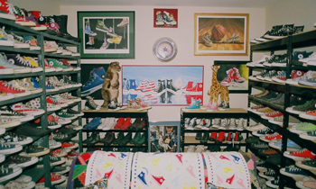 витрина магазина с кедами Converse